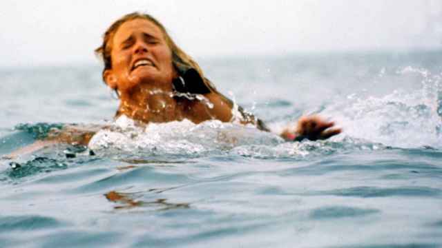 Susan Backlinie en la primera escena de la película 'Tiburón', dirigida por Steven Spielberg