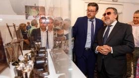 Amador Pastor y Miguel Carballeda durante la inauguración de la exposición.