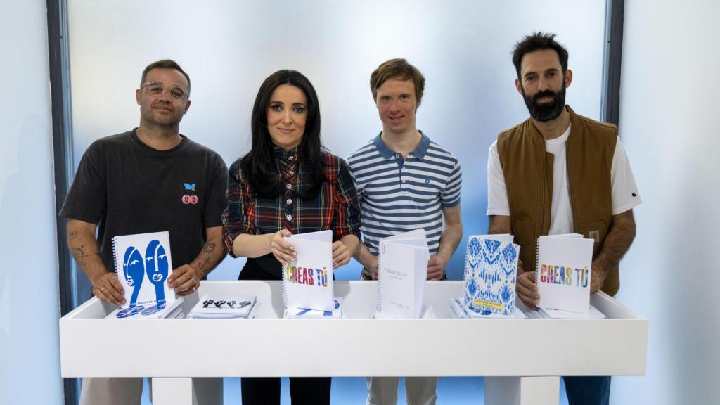 Javier Serrano y Pablo Ferreiro, artistas de Boa Mistura; Cruz Sánchez de Lara, vicepresidenta de EL ESPAÑOL; y Carlos, alumno de la Asociación Argadini.