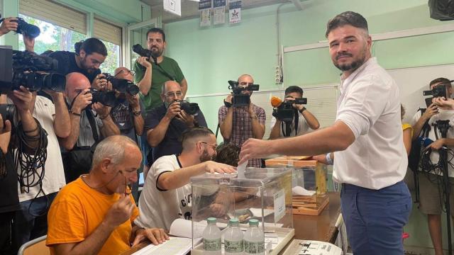 Gabriel Rufián votando en unas elecciones