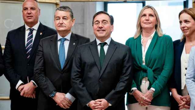 El ministro de Exteriores, José Manuel Albares, junto al consejero de la Presidencia de la Junta, Antonio Sanz, y alcaldes del Campo de Gibraltar, tras la reunión.
