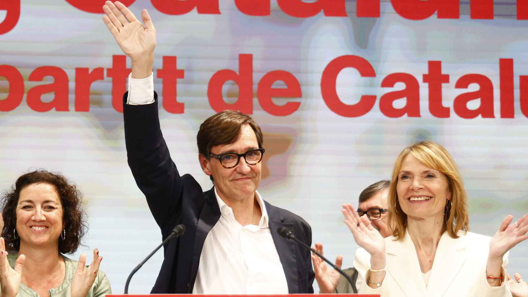 El candidato del PSC a la presidencia de la Generalitat, Salvador Illa, celebra su victoria.