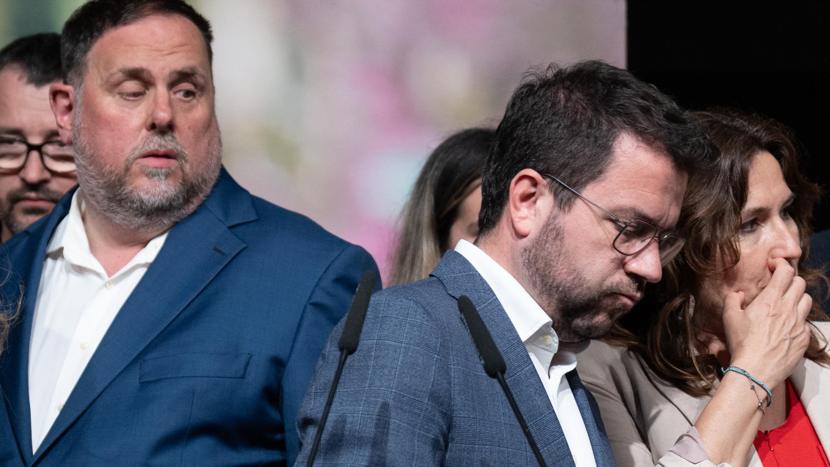 Oriol Junqueras, presidente de ERC, observa irse a Pere Aragonès, tras los resultados del 12-M.