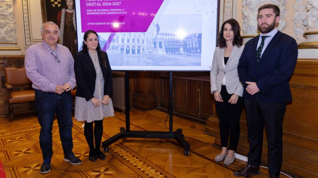 El director del Servicio de Información y Administración Electrónica, Ángel Agúndez;  la concejala delegada de Modernización Administrativa, Silvia Tomillo; la directora del Departamento de Tecnologías de la Información y las Comunicaciones, Marina Vega; y el concejal de Hacienda, Personal y Modernización Administrativa, Francisco Blanco.