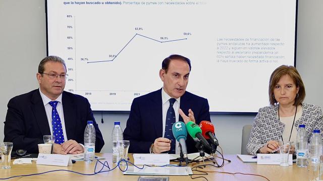 Presentación del informe con el presidente de Garántia, Javier González de Lara, el director general, Antonio Vega y la directora de Abay Analistas Económicos, Maribel Martinez.