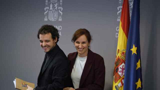 El director General de Salud Pública y Equidad en Salud, Pedro Gullón Cosio y la ministra de Sanidad, Mónica García.