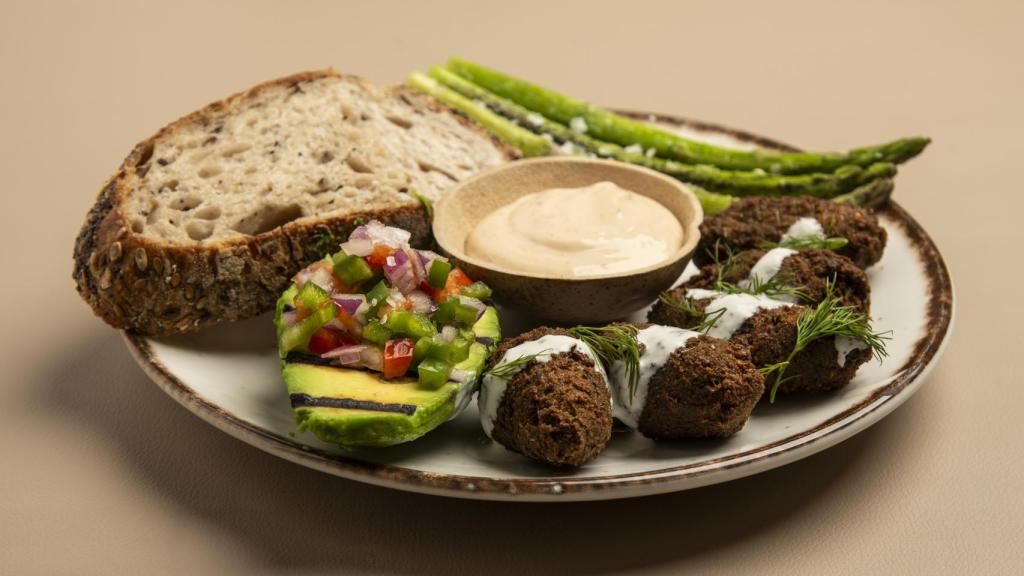 Falafel de garbanzo ecológico, aguacate, espárragos verdes y pan, algunos platos de Superfuüd.