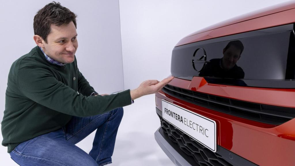 Frontal de la versión eléctrica del Opel Frontera con el nuevo emblema de la marca.