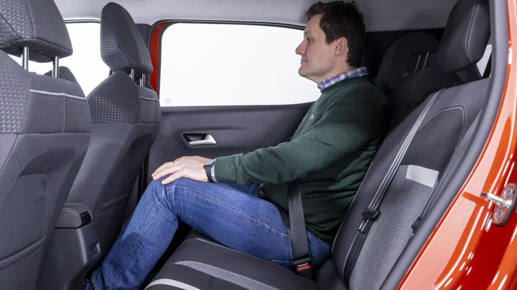 El Opel Frontera se caracteriza por tener una buena altura entre los asientos y el techo.
