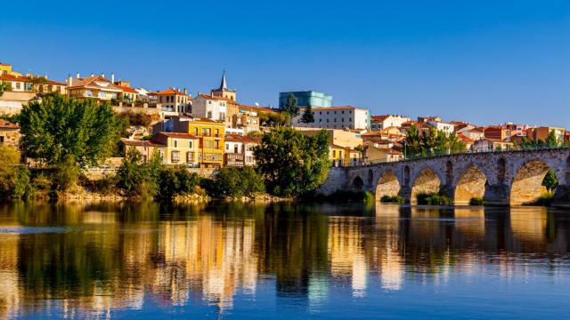 Panorámica del casco antiguo de Zamora y su antiguo puente sobre el río Duero.