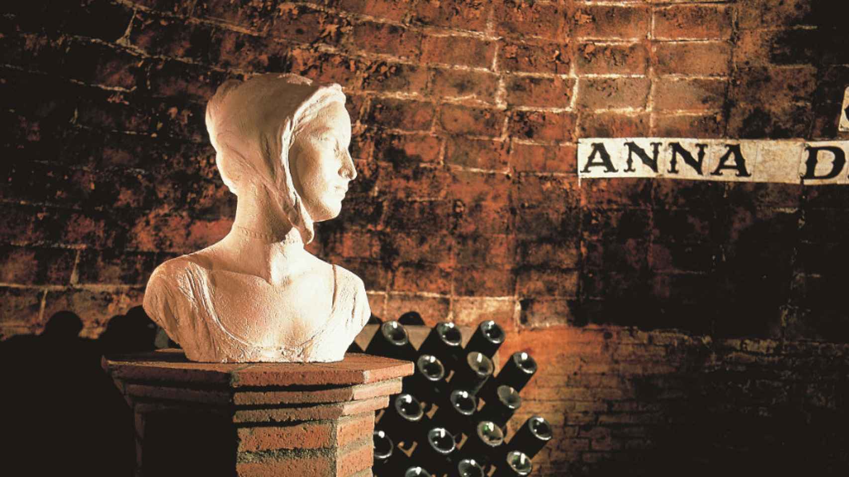 El busto de Anna de Codorníu en las bodegas del famoso cava Codorníu.