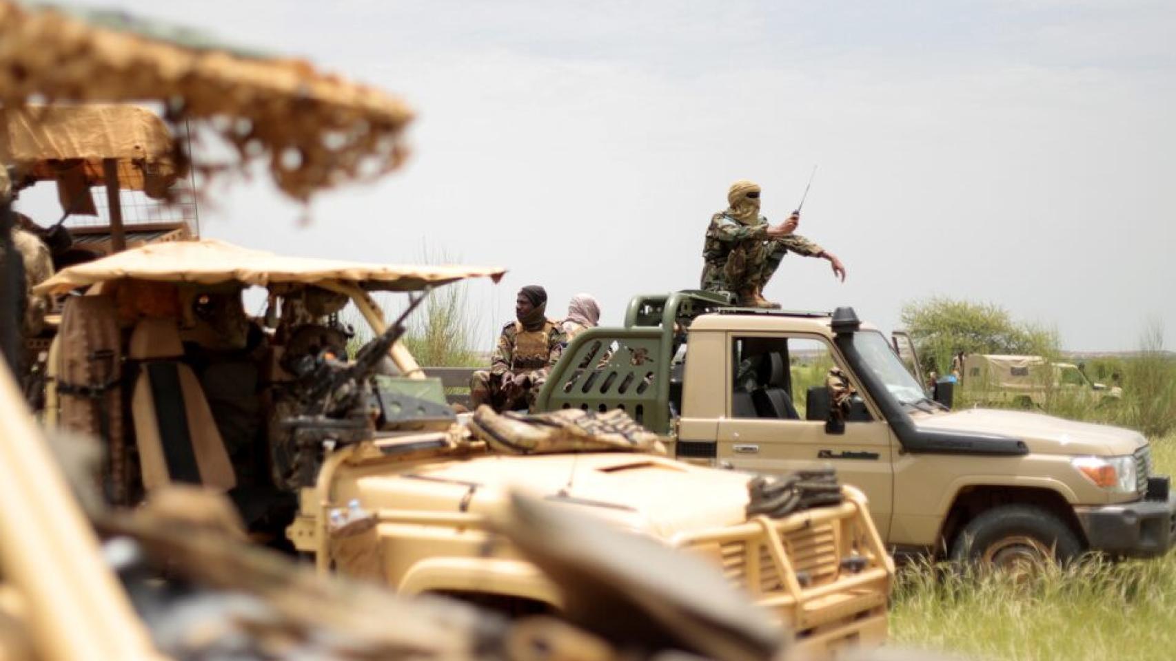 Soldados malienses y de la nueva fuerza Takuba patrullan cerca de la frontera con Níger, en Ansongo.