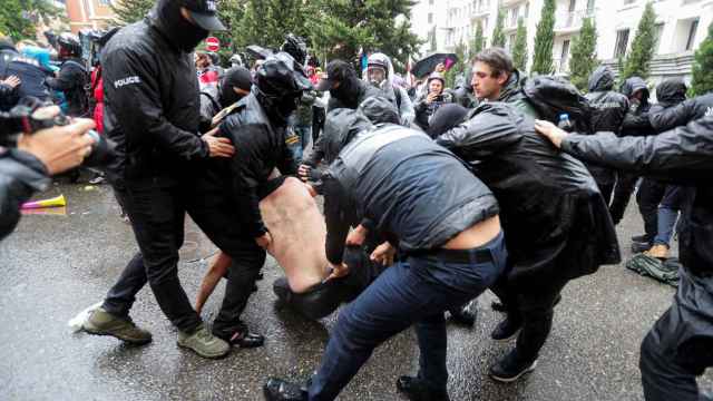 La policía de Georgia deteniendo a un hombre en las protestas contra la ley de influencia extranjera de este martes.