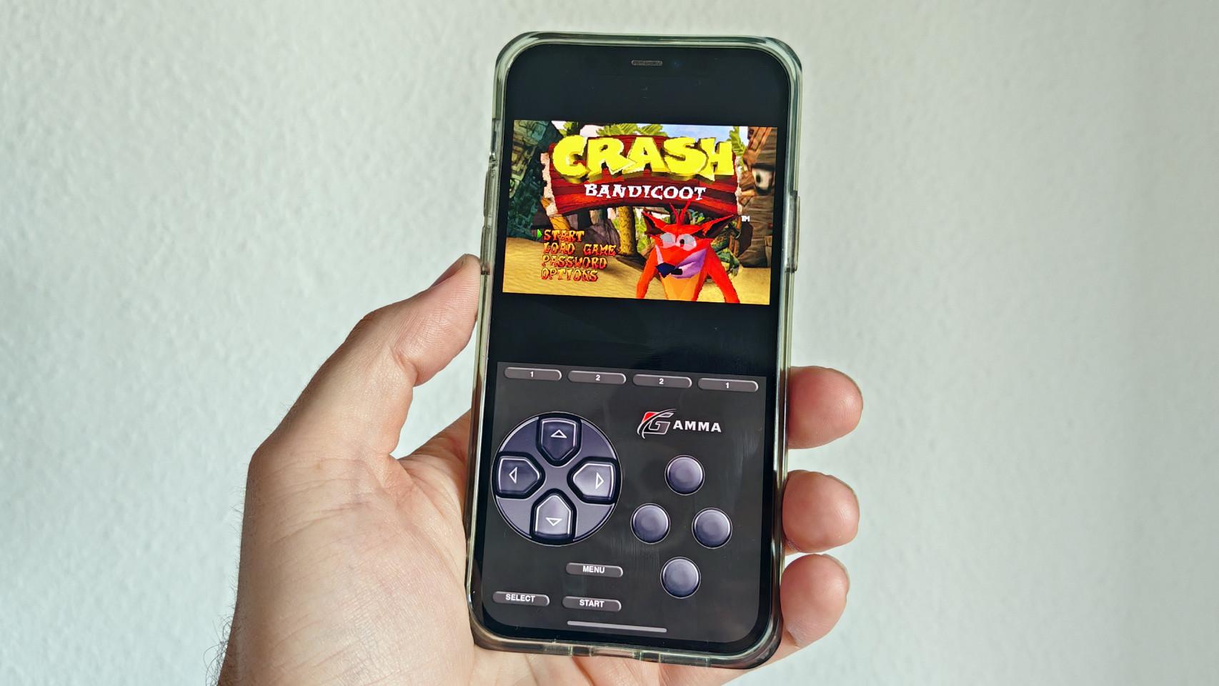 Un iPhone con el emulador Gamma y un juego de PlayStation 1.