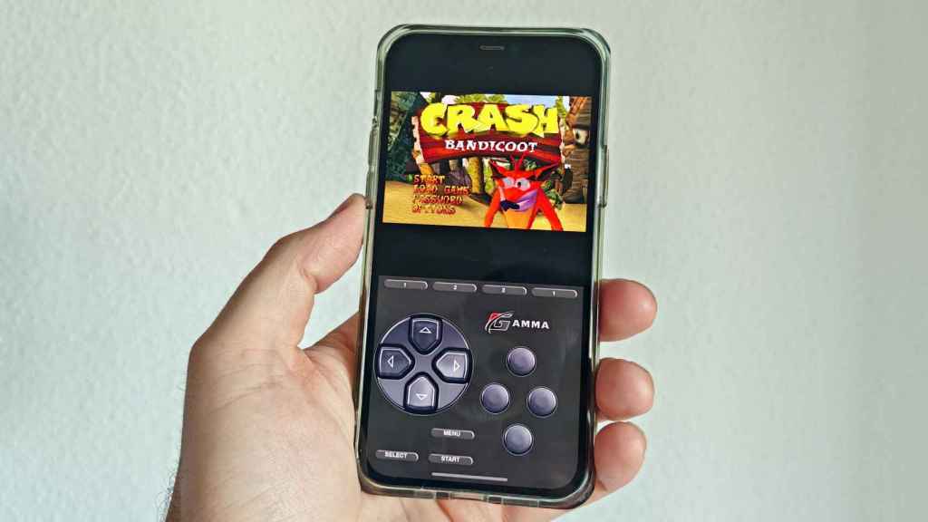 Un iPhone con el emulador Gamma y un juego de PlayStation 1.