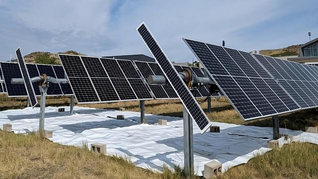 Los paneles solares bifaciales utilizados durante los experimentos de la Universidad de Ottawa