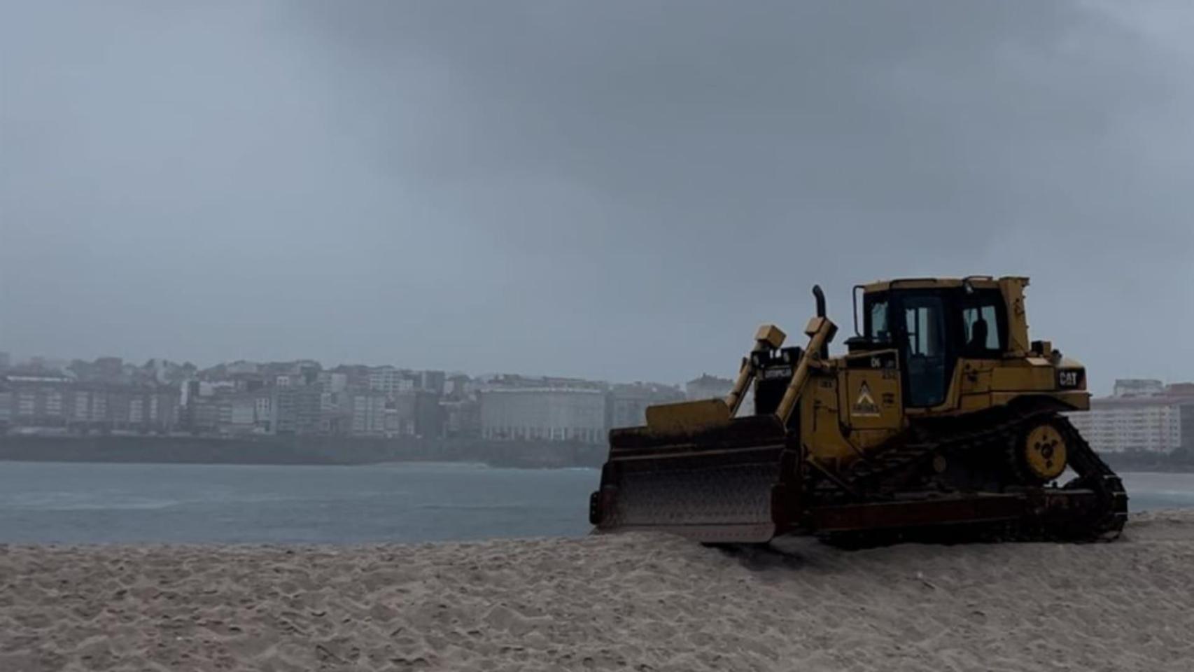 Excavadora retirando las dunas de Riazor