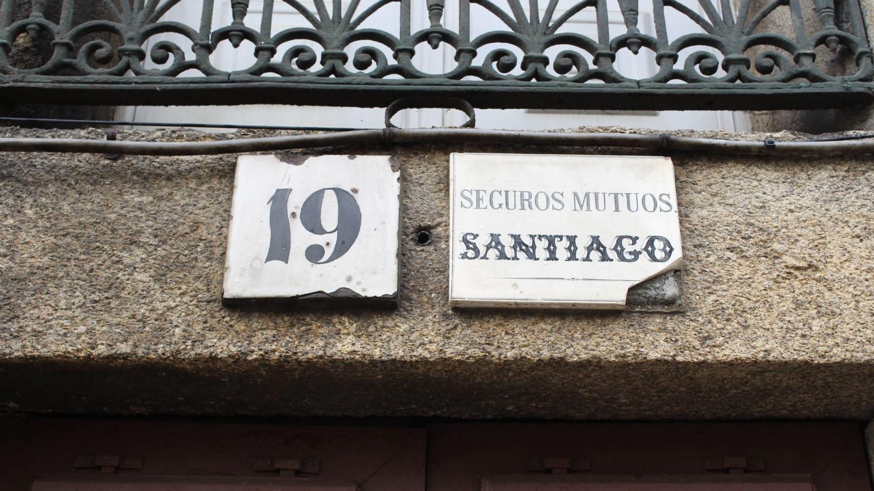 Una de las placas de Seguros Mutuos Santiago.