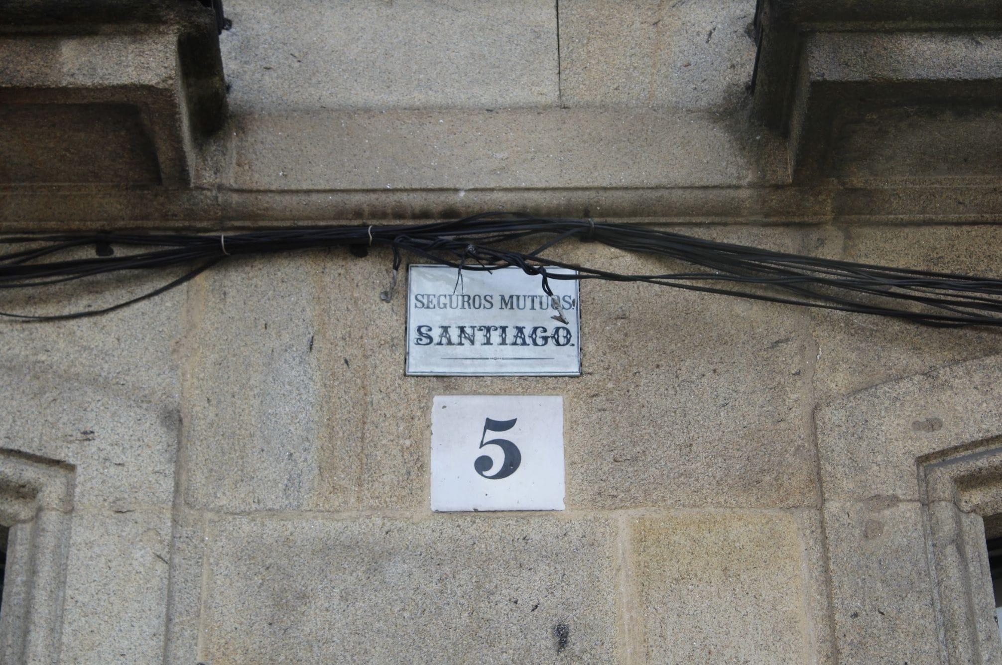 Otra de las placas de Seguros Mutuos Santiago.