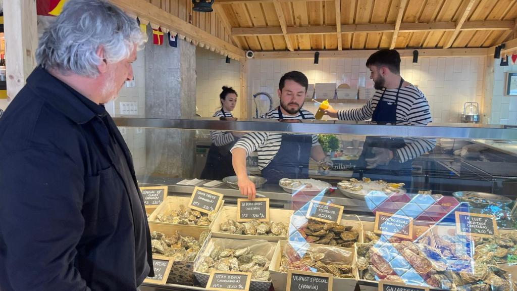 Inaz Fernández en su negocio de ostras, ha educado el paladar de miles de españoles.