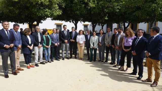 Foto de familia de Teresa Ribera junto a los alcaldes de los municipios cercanos a Doñana.
