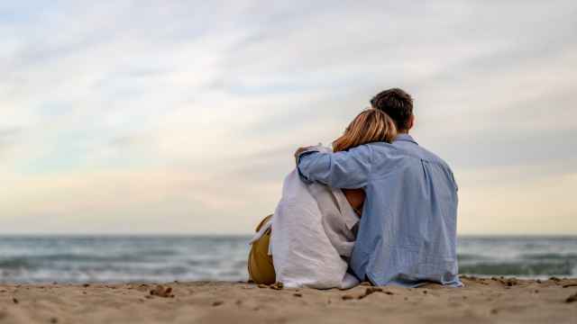 Imagen de archivo de una pareja en una playa.