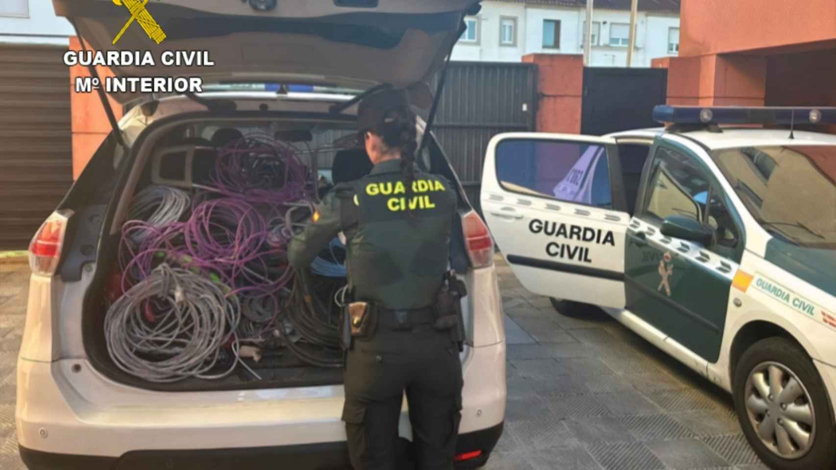 Agentes de la Guardia Civil con el material recuperado en Cangas.