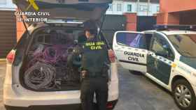 Agentes de la Guardia Civil con el material recuperado en Cangas.