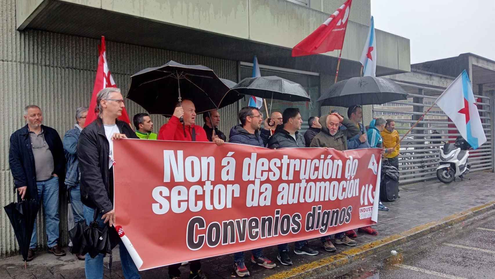 Concentración de CIG-Industria frente al CEAGA en Vigo.