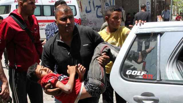 Un niño palestino herido en un ataque israelí en Rafah.