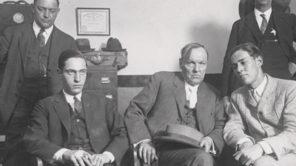 Clarence Darrow (en el centro) junto a los protagonistas de su más célebre alegato.