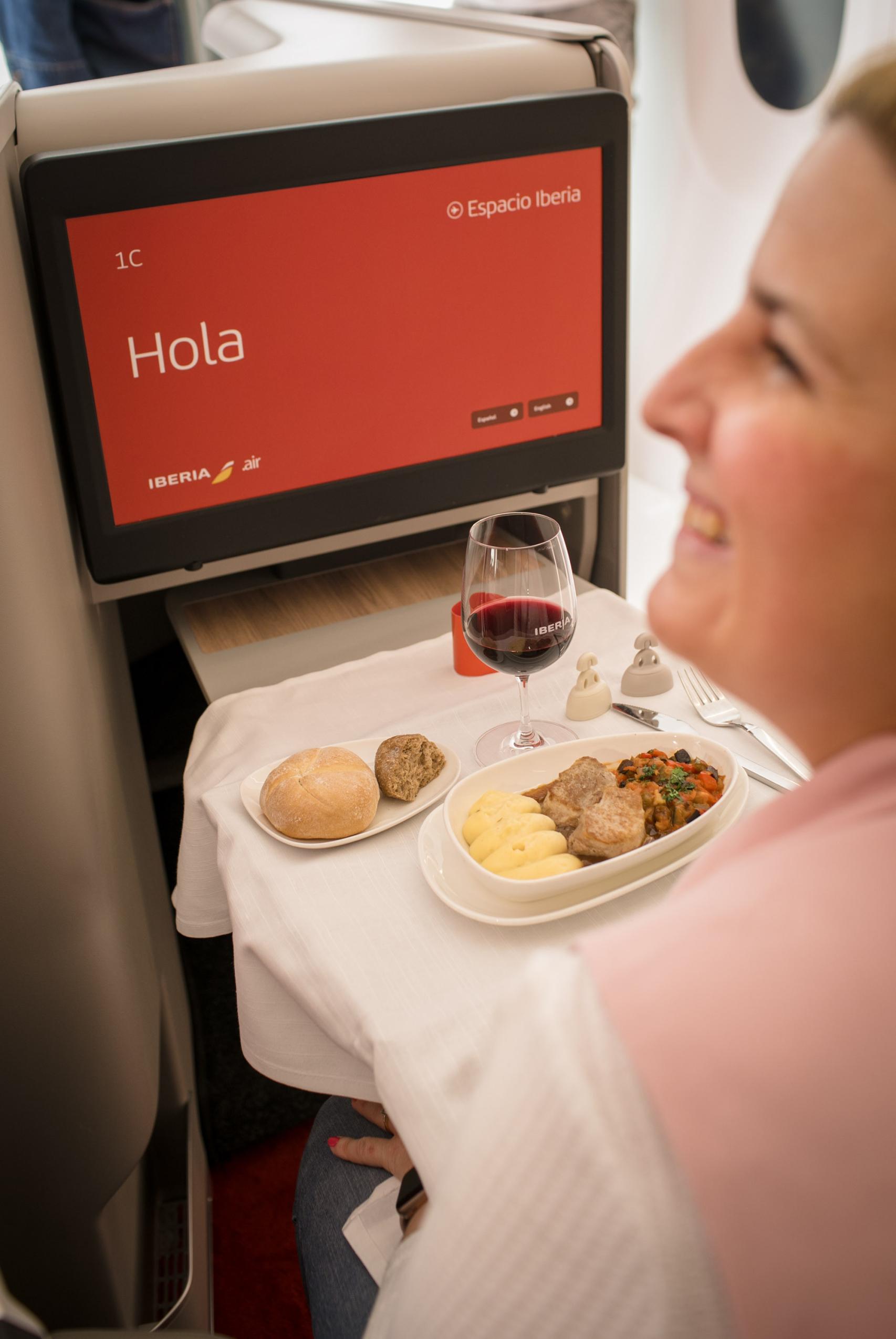 Mujer disfrutando de el menú abordo en Espacio Iberia.