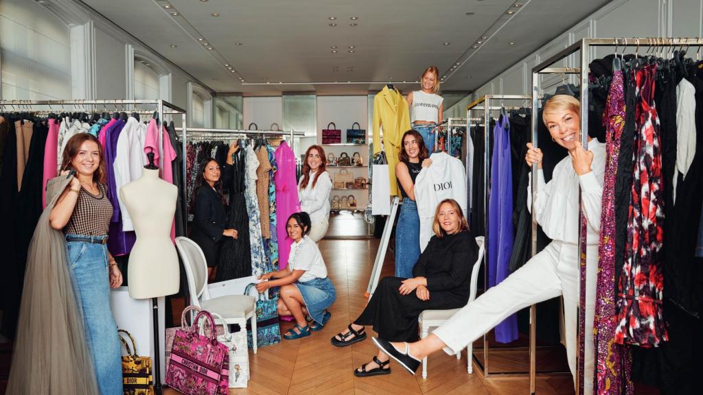 Mathilde Favier, a la derecha, y su equipo en el 'showroom' de Dior.