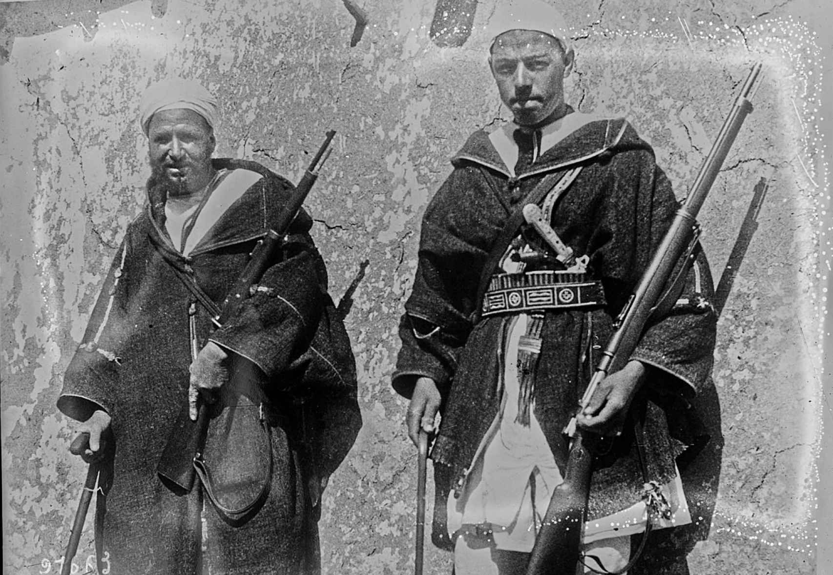 Líder rifeño Kaid Sarkash fotografiado en 1924 armado con fusiles arrebatados a los españoles.