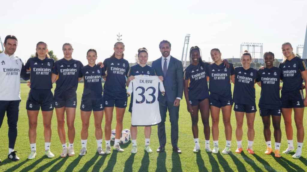 La plantilla femenina del Real Madrid promociona el acuerdo con Visit Dubai