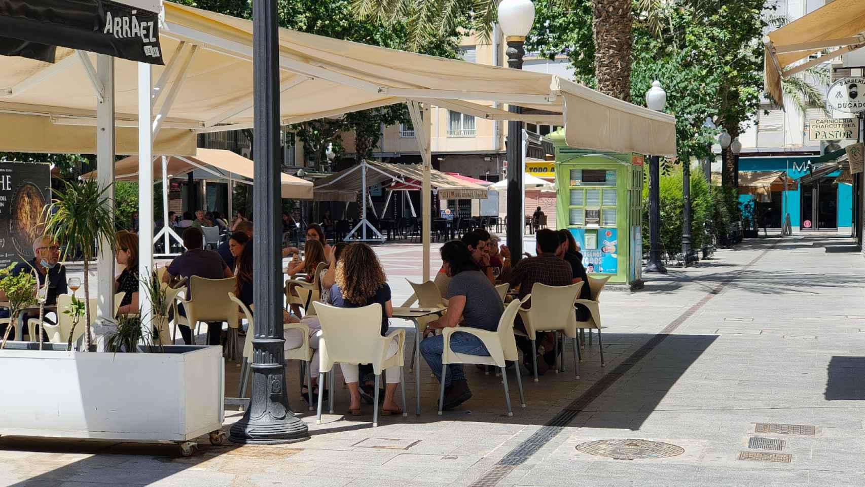 Una terraza de un bar de Elche, en una imagen de archivo.