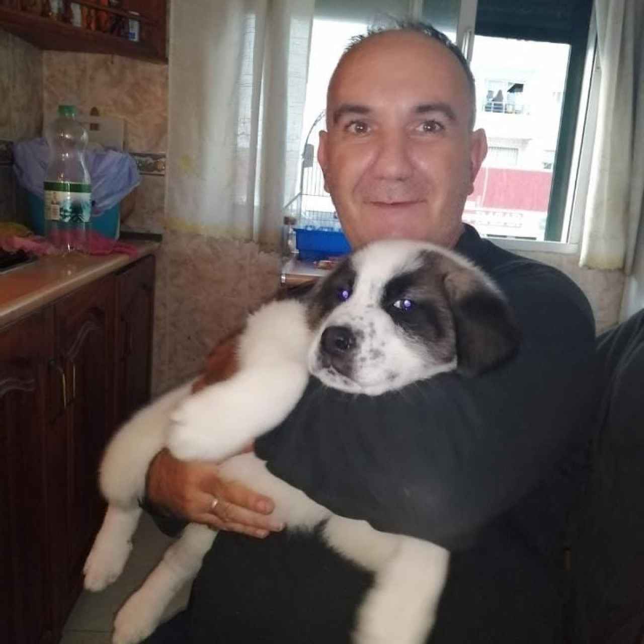 Carlos, con uno de sus perros.