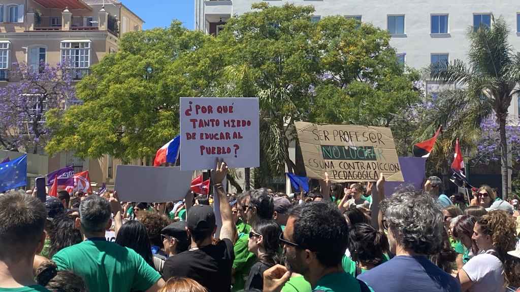 Dos pancartas de la concentración de docentes en Málaga.