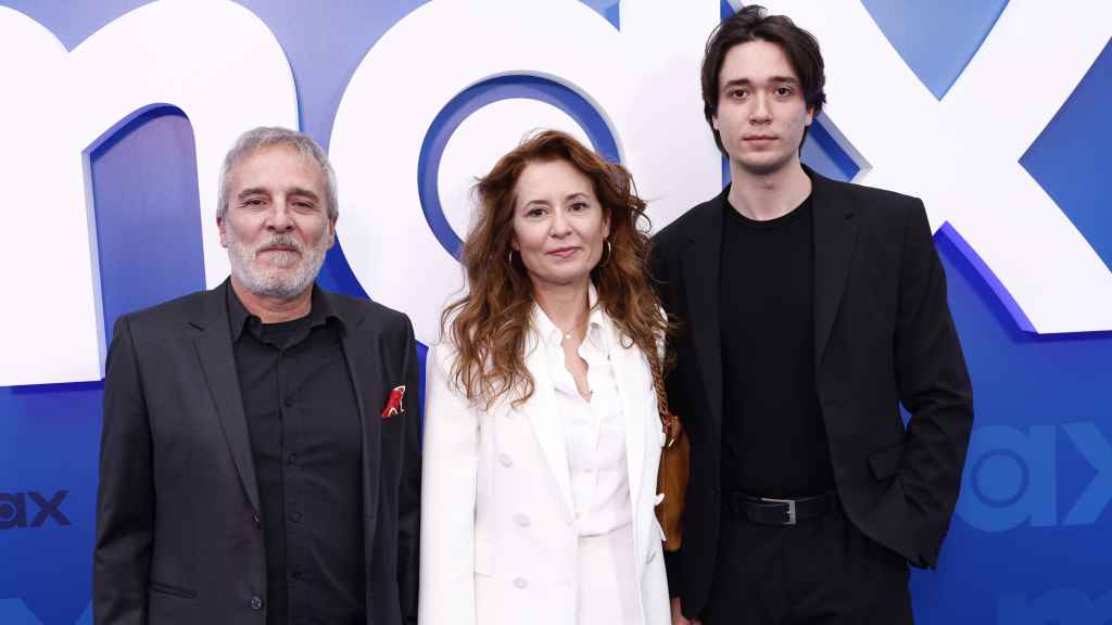 Fernando Guillén Cuervo  junto a su pareja, Lupe, y su hijo, Manuel.