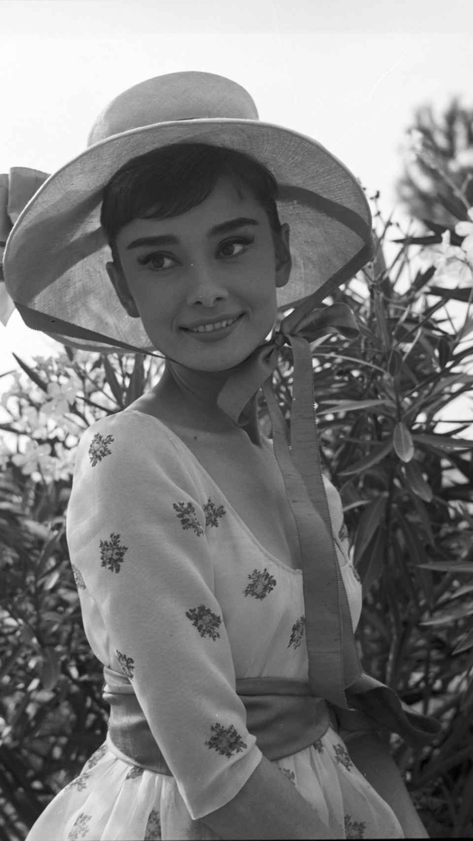Audrey Hepburn, en una fotografía, en blanco y negro, tomada en 1956.
