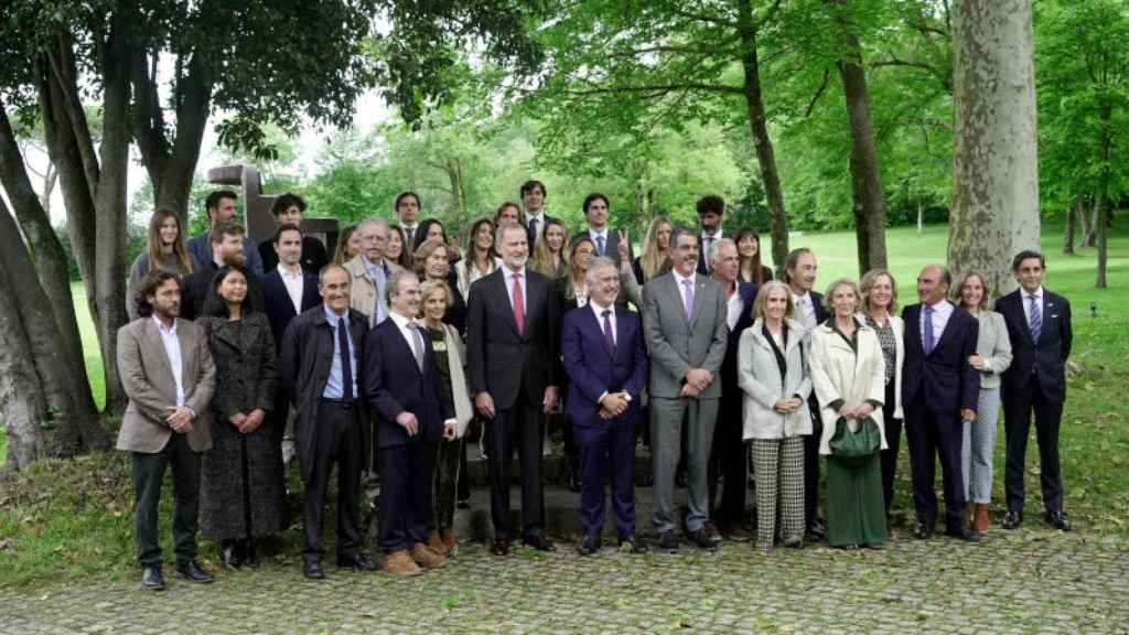 El Rey Felipe VI inaugura la exposición 100 años de Eduardo Chillida con la Colección Telefónica junto a la familia Chillida y representantes políticos. Foto: Iñaki Luis, LuzNorte Films