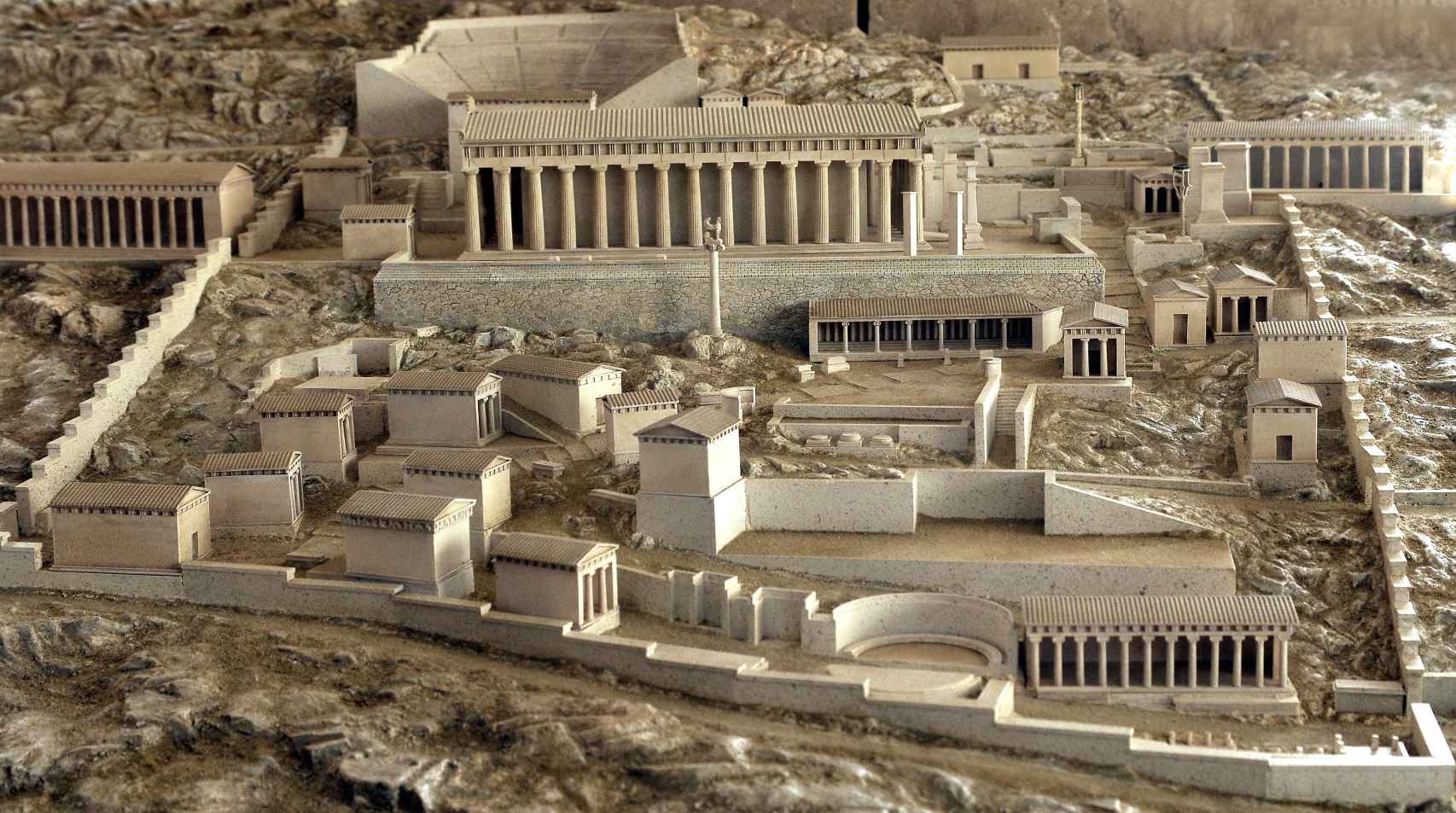 Maqueta con una recreación del santuario expuesta en el Museo Arqueológico de Delfos.
