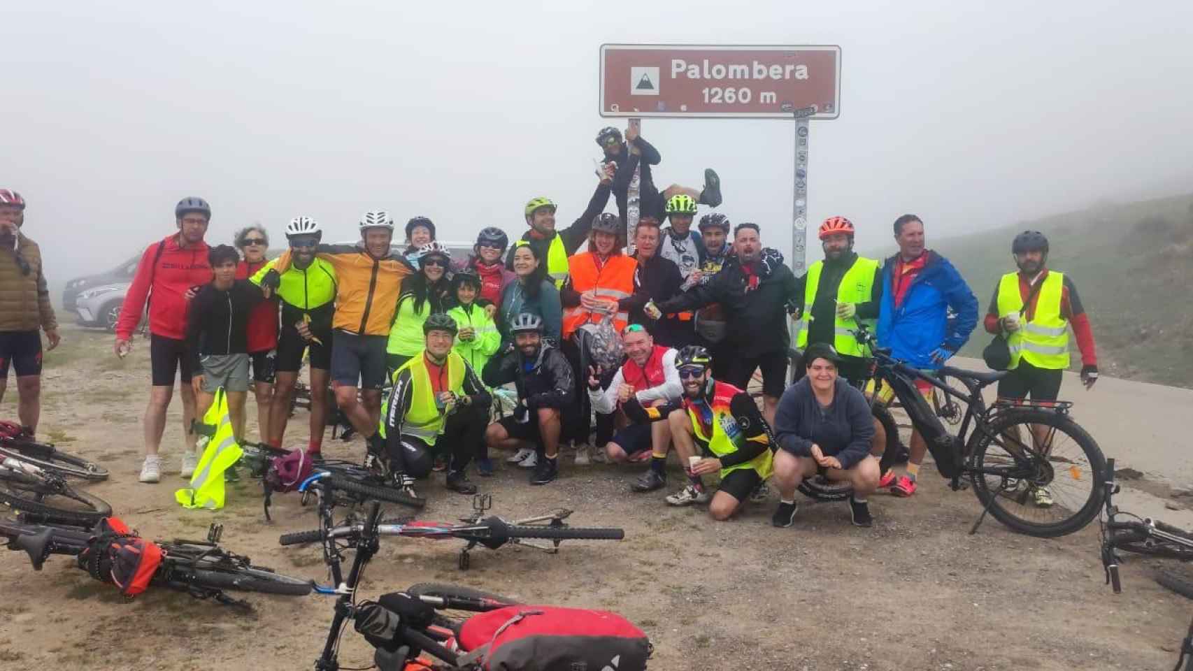 El pelotón posa junto a la señal del Puerto de Palombera que se ubica la Cordillera Cantábrica