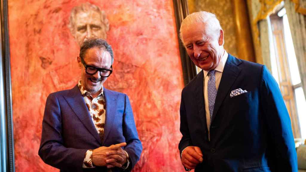 Carlos III junto a Jonathan Yeo, en el palacio de Buckingham.