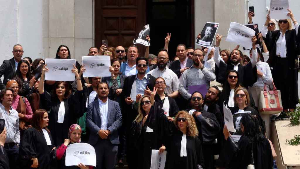 Abogados portan pancartas durante una protesta contra la detención de Sonia Dahmani frente al Palacio de Justicia en Túnez.