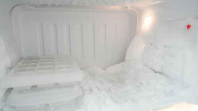 Imagen de archivo de una capa de hielo en el congelador.