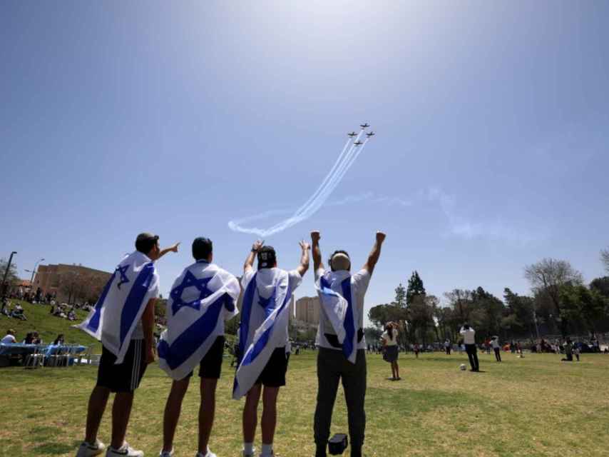 Ciudadanos israelíes celebran Yom Ha'atzmaut.