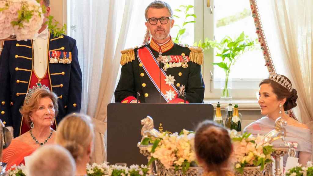 De izquierda a derecha, Sonia de Noruega, Federico y Mary de Dinamarca, en la cena de gala.