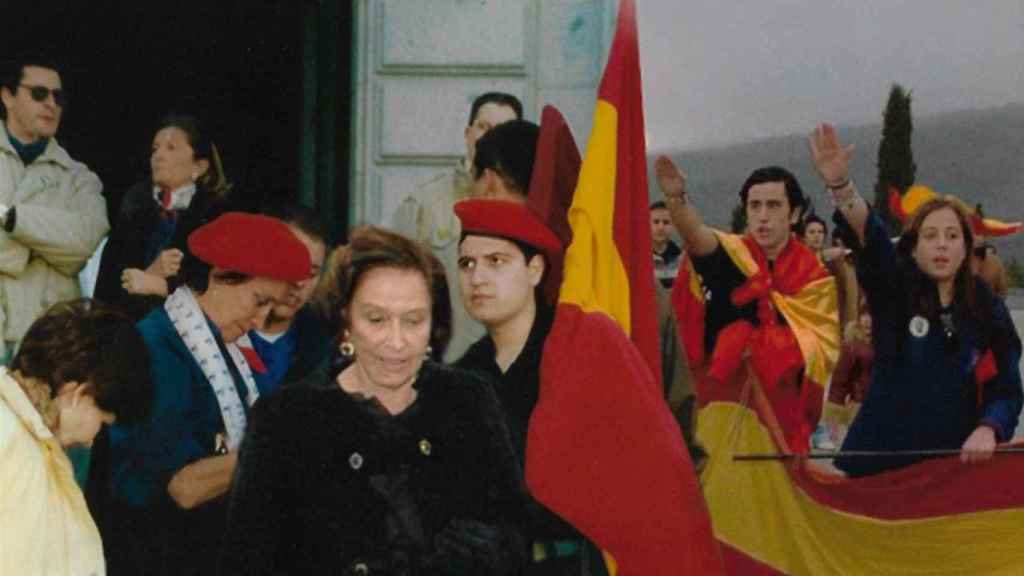 Un joven Pablo de Rojas Sánchez-Franco, en el Valle de Los Caídos junto a la hija del dictador.