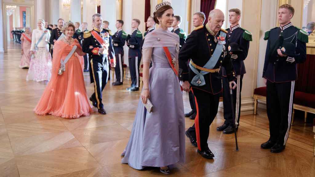 Las 'royals' llegan a la cena en el Palacio Real de Oslo.